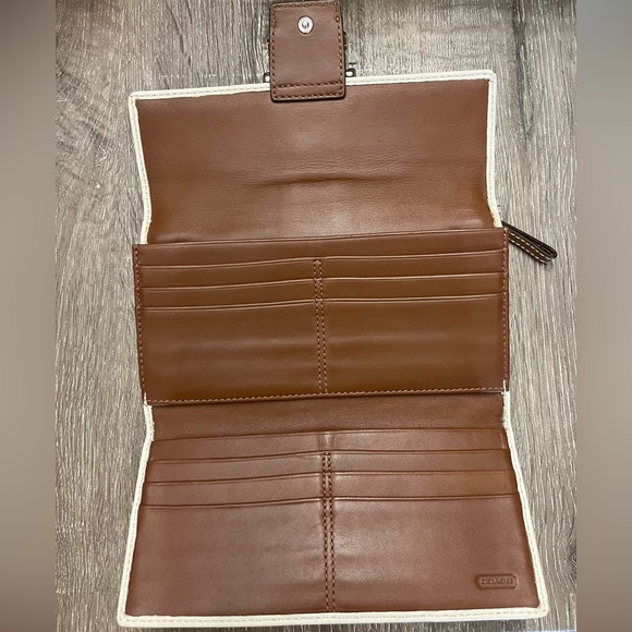 White ‘Coach’ brand wallet. Brown interior. Scuffs and marks on edges of wallet. - Picture 4 of 5